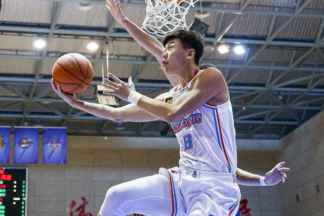 山东男篮末节崩盘遭山西逆转 关键球失误暴露致