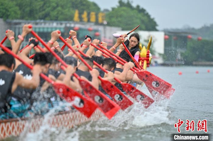 职工龙舟赛点燃广州夏日激情 非遗技艺与产业融