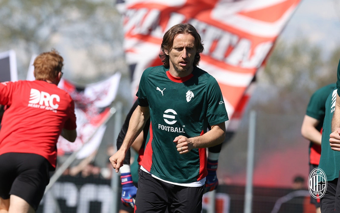 米兰全队集结备战意甲关键战役