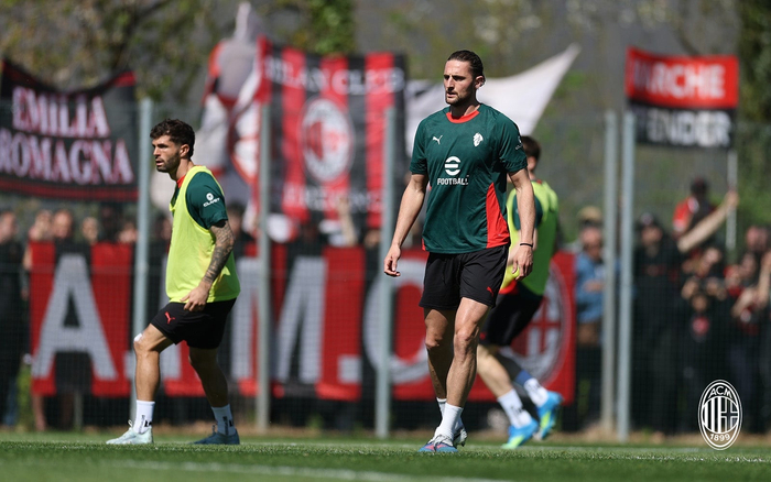 米兰全队集结备战意甲关键战役