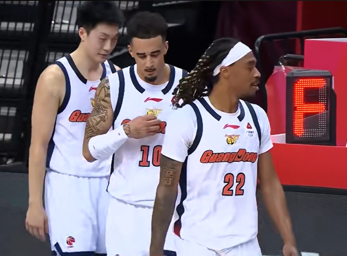 青岛主帅刘维伟怒斥韦瑟斯庞关键失误 痛陈上赛