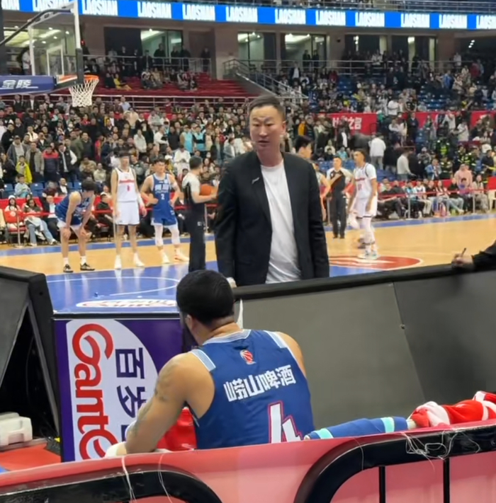 青岛主帅刘维伟怒斥韦瑟斯庞关键失误 痛陈上赛