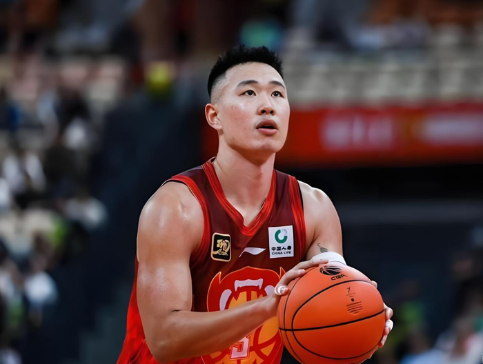 贺希宁荣膺CBA常规赛MVP 深圳队首座奖杯背后的成