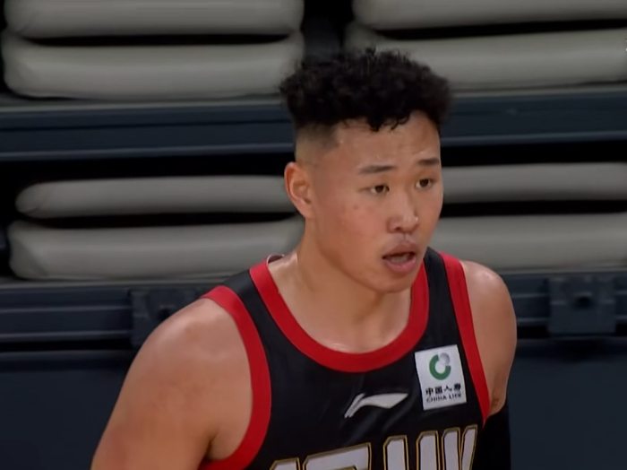 贺希宁荣膺CBA常规赛MVP 深圳队首座奖杯背后的成